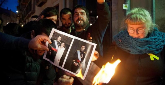 Un momento de la convocatoria de La plataforma independentista Alerta Solidaria en la que se han quemado fotos del Rey celebrando la sentencia del TEDH, esta tarde en Girona. EFE/Robin Townsend