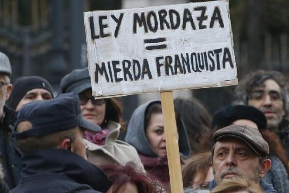 Asistentes a la manifestación convocada por diversos colectivos en Madrid para protestar contra la ley mordaza justo cuando se cumplen tres años de su aprobación. EFE/Javier Lizón