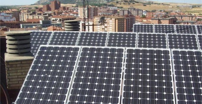 Paneles solares en una comunidad de vecinos en Palencia. / ENERDISA/ELEKTRA