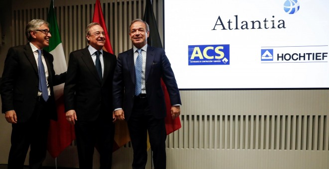 El presidente de ACS, Florentino Pérez (c); el consejero delegado de Atlantia, Giovanni Castelluci (i), y el presidente de Hochtief, Marcelino Fernández Verdes (d), durante la rueda de prensa para explicar los detalles de su oferta conjunta por la totalid