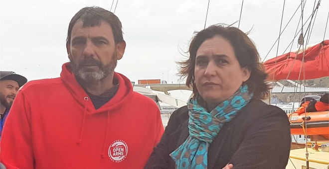 El fundador y director de la ONG Proactiva Open Arms, Oscar Camps, junto a la alcaldesa de Barcelona, Ada Colau. EUROPA PRESS