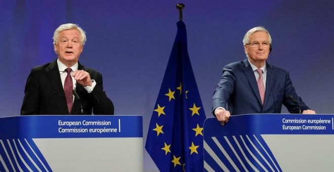 El jefe negociador de la Unión Europea (UE) para el Brexit, Michel Barnier (d), y el ministro para la salida del Reino Unido de la UE, David Davis (i), ofrecen una rueda de prensa tras su reunión en Bruselas (Bélgica). EFE/ Olivier Hoslet