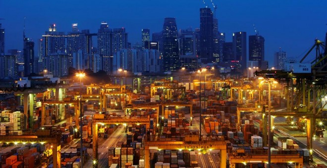 El 'skyline' del distrito financiero de Singapur, visto desde la terminarl de carga del puerto. REUTERS/Edgar Su