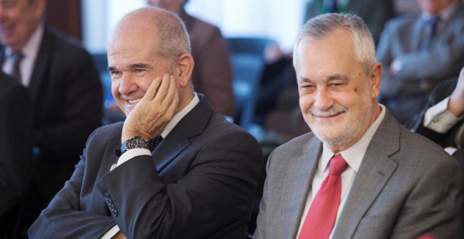 Los expresidentes de la Junta de Andalucía, Manuel Chaves y José Antonio Griñán, durante el juicio de la pieza política del caso ERE en la Audiencia de Sevilla. EFE/ Pepo Herrera