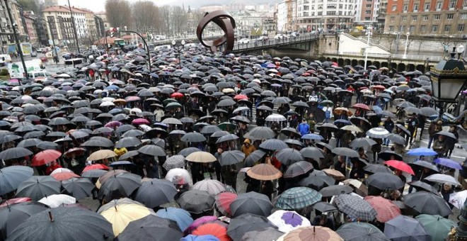 Varios miles de jubilados han vuelto a concentrarse este mediodía frente al Ayuntamiento de Bilbao, como cada lunes desde hace varias semanas, para reclamar unas pensiones dignas y actualizadas en base al IPC. EFE/Luis Tejido