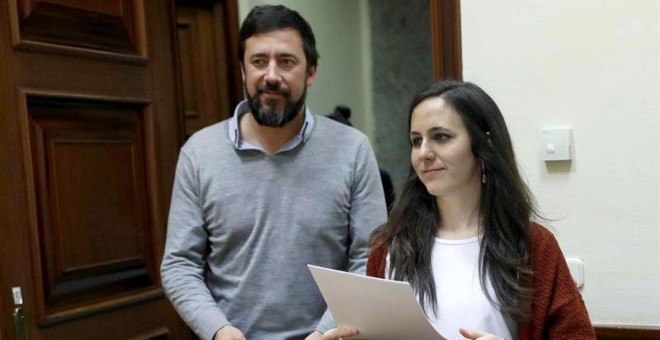 Los diputados de Podemos Antón Gómez-Reino e Ione Belarra durante el registro de una proposición de ley a la que ha bautizado con el título 'sobrevivir no es delito', y que pide despenalizar la venta ambulante', esta tarde en el Congreso de los Diputados.