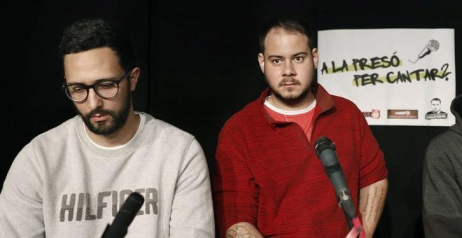 Los raperos Valtonyc, Pablo Hasel y Elgio, durante el acto celebrado esta tarde en Sabadell (Barcelona). EFE