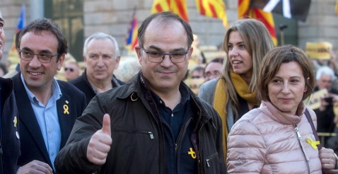 El diputado de JxCat Jordi Turull (c) y la expresidenta del Parlamento de Catalunya Carme Forcadell (d) asisten a una manifestación en Barcelona. EFE/Quique García