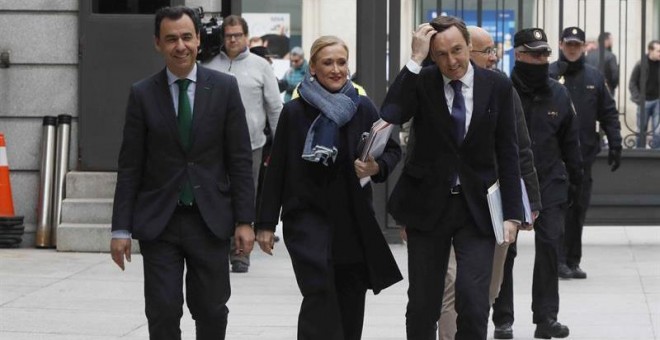 La presidenta de la Comunidad de Madrid, Cristina Cifuentes (c), junto al coordinador general del PP, Fernando Martínez Maíllo (i), y el portavoz popular en el Congreso, Rafael Hernando (d), a su llegada al Congreso de los Diputados, donde hoy comparece e