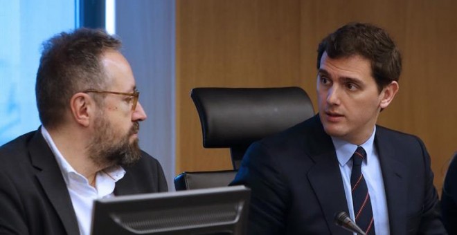 El líder de Ciudadanos, Albert Rivera (d), conversa con el portavoz de la formación en el Congreso, Juan Carlos Girauta (i), durante la reunión Grupo Parlamentario Ciudadanos, esta mañana en el Congreso. EFE/ J.J.Guillen