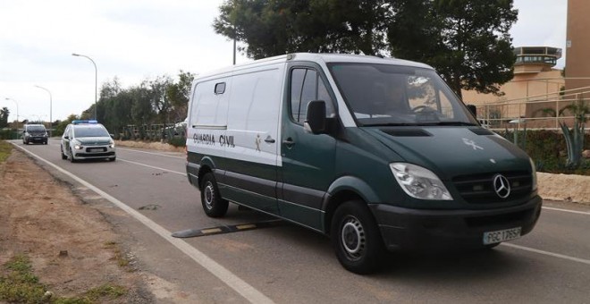 Un furgón policial traslada a Ana Julia Quezada a la prisión de El Acebuche. EFE/Pepe Torres