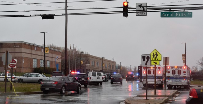 Servicios de emergencias y de Policía en las afueras del instituto de Grat Mills (Maryland), donde se ha producido un tiroteo. /REUTERS