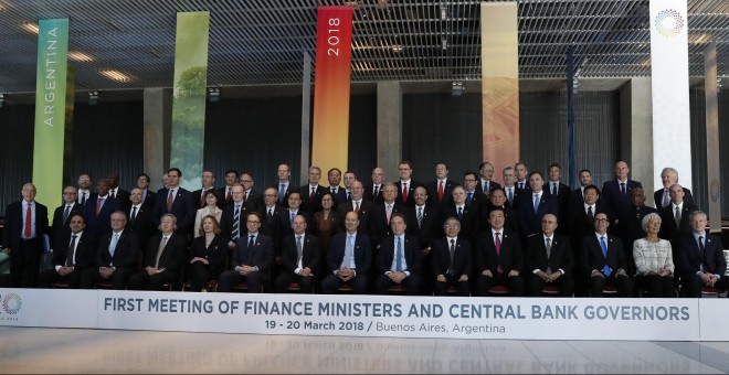 Fotografía oficial de los ministros de Economía y los presidentes de Bancos Centrales de los países que integran el G20 tras su reunión en Buenos Aires (Argentina). EFE/David Fernández
