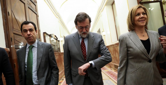 El presidente del Gobierno, Mariano ajoy, flanqueado por Fernando Martínez Maíllo y María Dolores de Cospedal, a su salida del Congreso tras la sesión de control al Gobierno. REUTERS/Susana Vera