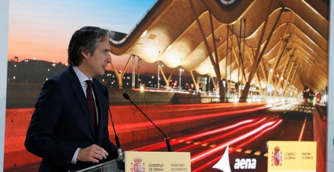 El ministro de Fomento, Íñigo de la Serna, durante la presentación del Plan Director del Aeropuerto Adolfo Suárez Madrid-Barajas Fase 2017-2026. EFE/Paco Campos