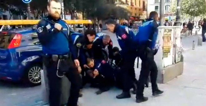 Varios agentes de la Policía Municipal detienen a un joven senegalés en la Plaza de Lavapiés de Madrid.- PÚBLICO