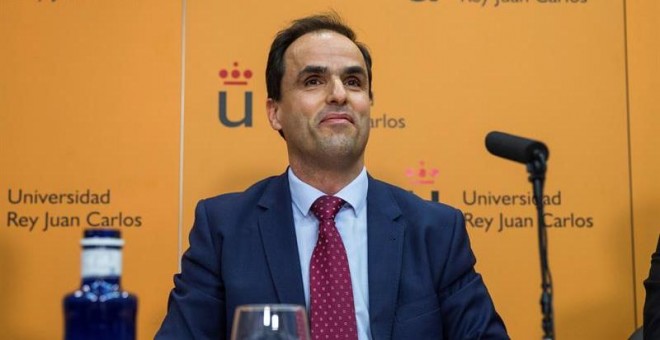 El rector del Universidad Rey Juan Carlos, Javier Ramos, durante la rueda de prensa en la universidad para explicar las informaciones sobre el expediente de Cristina Cifuentes. EFE
