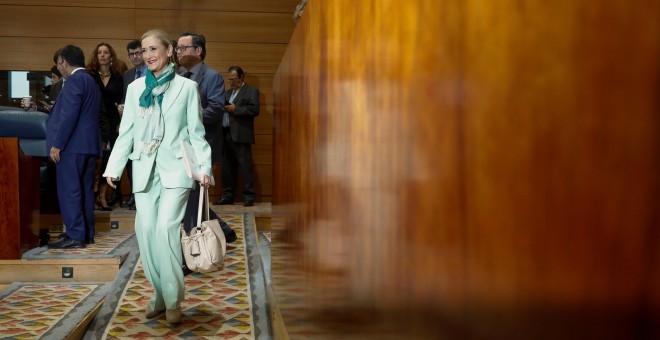 La presidenta de la Comunidad de Madrid, Cristina Cifuentes, a su llegada al pleno de la Asamblea de Madrid celebrado en medio de la polémica por las calificaciones del máster universitario de la presidenta regional. EFE/Emilio Naranjo