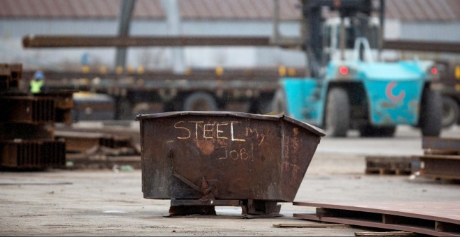 Un contenedor industrial con las palabras 'El acero es mi trabajo' en un patio de almacenamiento donde se carga acero para estructuras. Peter Power (REUTERS)