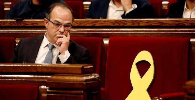 El candidato de Junts per Catalunya (JxCat), Jordi Turull, junto al escaño vacio del diputado encarcelado Jordi Sànchez. - EFE