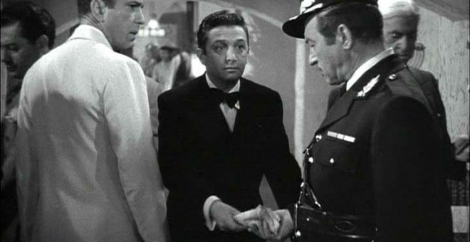 Fotograma de la película Casablanca en la que el capitán Renault se escandaliza del juego... mientras recibe su parte. (Archivo)