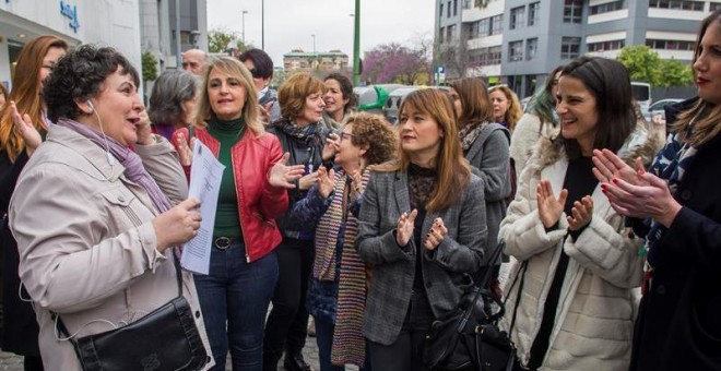 María Salmerón, condenada por incumplir el régimen de visitas de su hija con su exmarido condenado por maltratarla, recibe apoyos en Sevilla. / EFE