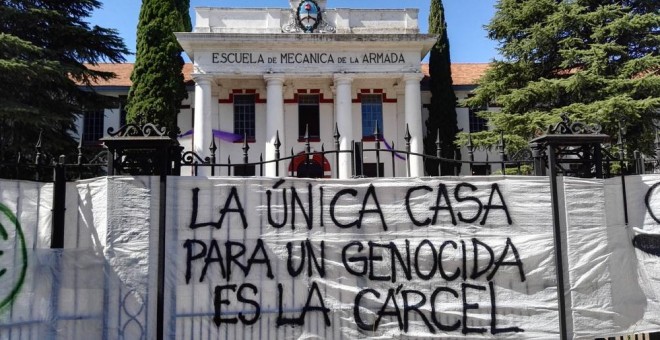 Cartel de protesta frente a la Escuela de Mecánica de la Armada - Sandra Rodríguez Ramos