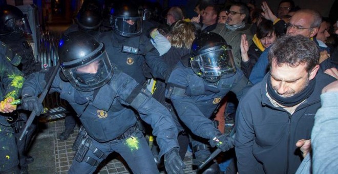Miembros de los Mossos d´Esquadra impiden el paso de manifestantes en las inmediaciones de la Delegación del Gobierno en Barcelona. - EFE