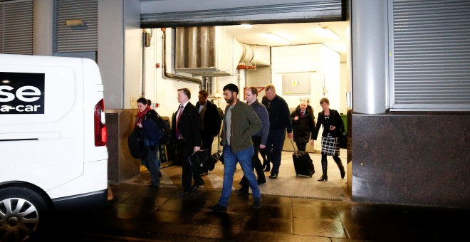 Investigadores de la Oficina del Comisionado de Información británica salen de las oficinas de la consultora Cambridge Analytica.