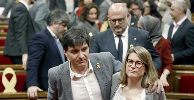 Elsa Artadi (d), de JxCat y Sergi Sabriá, de ERC, abandonan abrazados el hemiciclo tras el pleno en el Parlament de Cataluña. EFE/Andreu Dalmau
