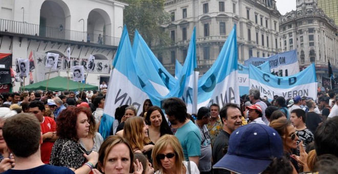 Vista general de la manifestación celebrada en Buenos Aires para conmemorar el 42 aniversario del golpe de Estado.