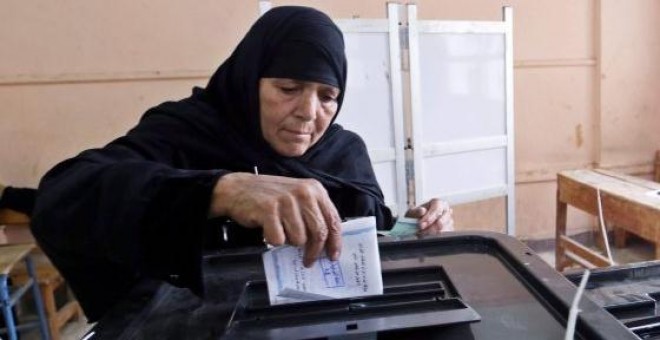 Una mujer egipcia deposita su voto durante las elecciones legislativas de Egipto en 2015 - Khaled Elfiqi/EFE
