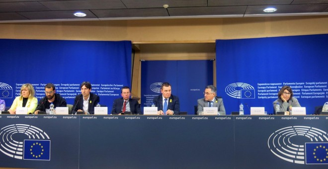 El eurodiputado de Esquerra Republicana, Jordi Solé (3i), junto a los familiares de los presos catalanes durante una rueda de prensa ofrecida en el Parlamento Europeo. EFE/Alberto Fernández