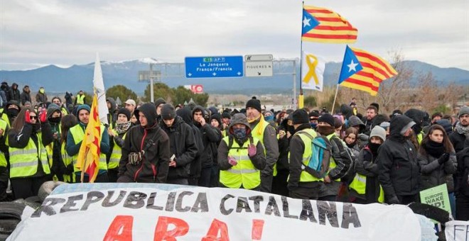 Cientos de personas han cortado desde primera hora de esta mañana la autopista AP-7 a la altura de la salida norte en Llers (Girona), en protesta por la detención de Carles Puigdemont en Alemania. EFE /Robin Townsend