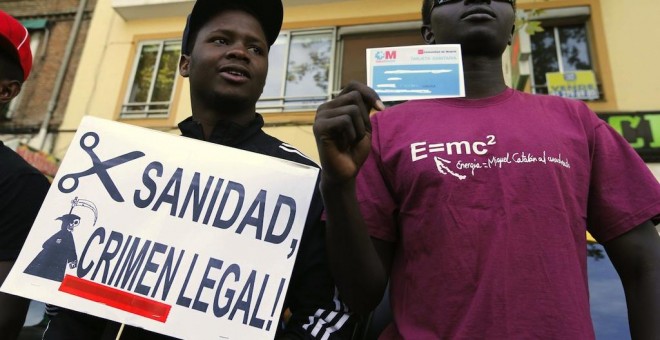 Una protesta de 2012 contra la retirada de la tarjeta sanitaria a los inmigrantes ne Madrid.-J. C. Hidalgo/EFE