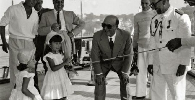 Carmen Martínez-Bordiú con su abuelo, Franco, en el Azor, en 1963.