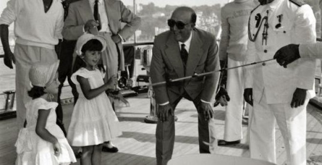 Carmen Martínez-Bordiú con su abuelo, Franco, en el Azor, en 1963.