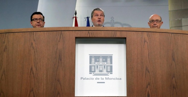 El ministro de Economía Román Escolano (i), el ministro Portavoz Iñigo Méndez de Vigo (c), y el ministro de Hacienda Cristóbal Montoro, durante la rueda de prensa posterior al Consejo de Ministros, celebrado en el Palacio de La Moncloa. EFE/Zipi