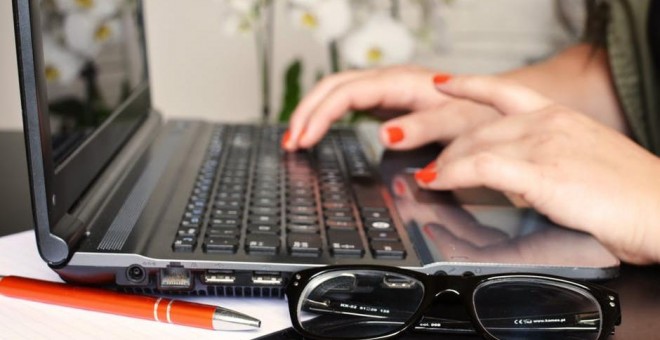 Una mujer trabajando en un ordenador portátil. | Pexels (CC0)