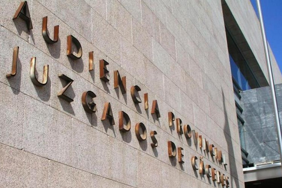 Imagen de archivo de la fachada de la Audiencia Provincial de Cáceres. EFE