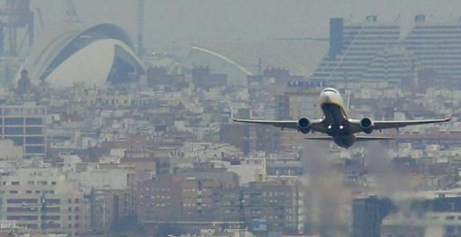 Un avión comercial despega desde el aeropuerto de Manises (València).- EFE