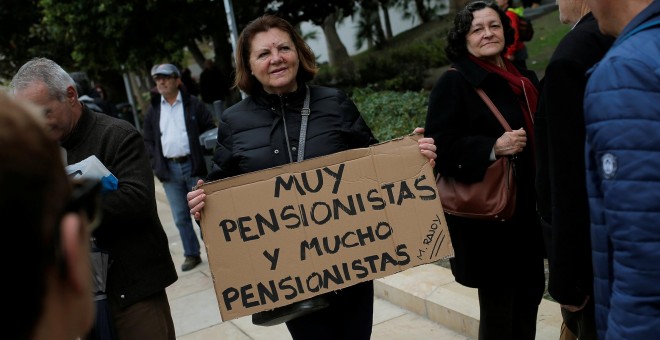 Una mujer sostiene una pancarta parociando una frase de Mariano Rajoy en una manifestación por la mejora de las pensiones, en Málaga. REUTERS/Jon Nazca