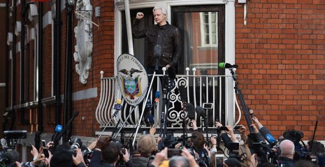 Fotografía de archivo del 19 de mayo del 2017 que muestra al fundador de Wikileaks, Julian Assange, mientras comparece ante los medios desde el balcón de la embajada ecuatoriana en Londres (Reino Unido). - EFE