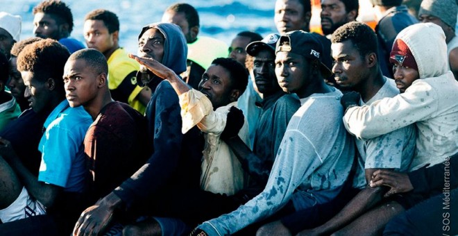 Varias de las personas rescatadas, en la barca neumática con la navegaban a la deriva en el Mediterráneo antes de ser localizados. .- YANN LEVY