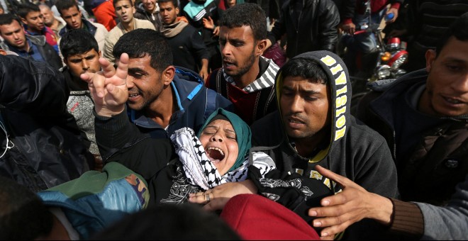 Una mujer palestina herida es evacuada después de que las tropas israelíes abrieran fuego contra los manifestantes a lo largo de la Franja de Gaza.- REUTERS
