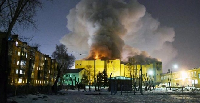 Vista de la columna de humo desatada tras declararse el incendio en el centro comercial. - EFE