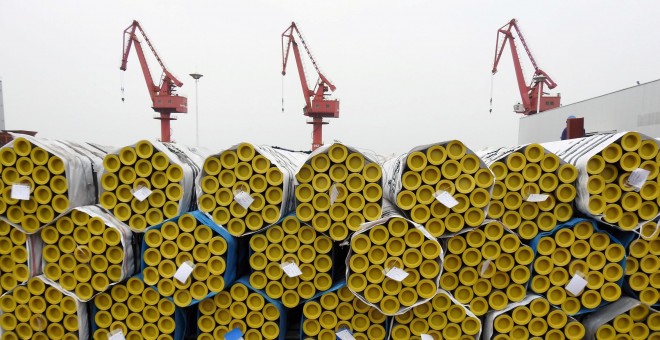 Tubos de acero almacenados en el puerto de Lianyungang, en la provincia china de Jiangsu. REUTERS