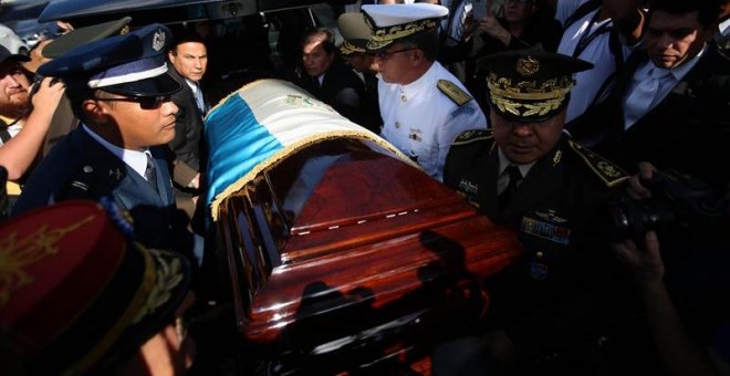 Miembros del Estado Mayor de las Fuerzas Armadas de Guatemala cargan el féretro del exdictador guatemalteco José Efraín Ríos Montt hoy, domingo 1 de abril de 2018, durante su funeral en un cementerio privado en Ciudad de Guatemala (Guatemala). El general