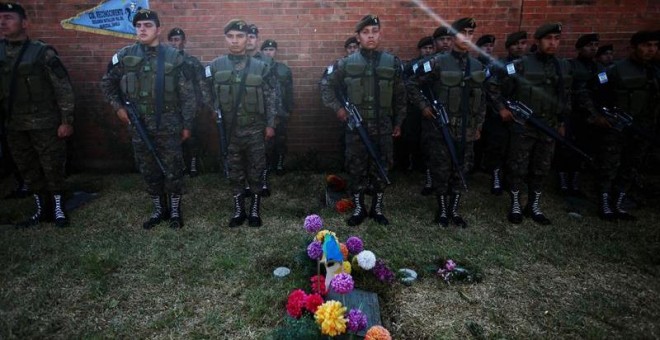 Soldados guatemaltecos forman durante el funeral del dictador José Ríos Montt. EFE/Esteban Biba