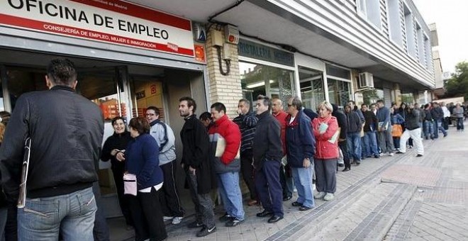 FIla de desempleados frente a la oficina del INEM. EFE/Archivo